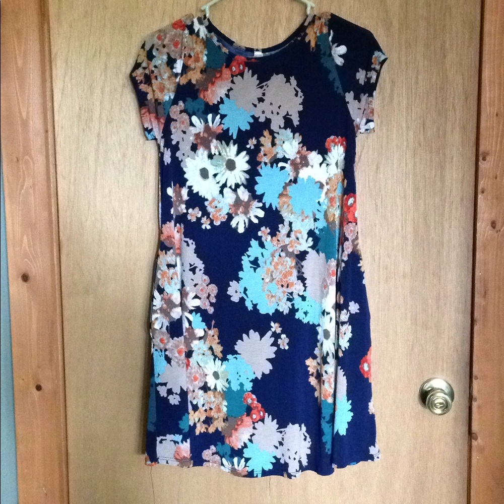 Pretty flower dress with pockets!